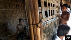 2015年5月12日逃离缅甸北部人口贩运船后休息