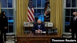 همزمان با امضای فرمان اجرایی جدید در حوزه مهاجرت و امنیت مرزی، کامالا هریس (چپ) معاون رئيس جمهوری و الهاندرو مایورکاس، وزیر پیشنهادی امنیت میهن که با رای سنا وزیر امنیت میهن شد، حضور داشتند. 