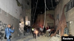 2023年10月22日，在以色列占领的约旦河西岸哲宁难民营，人们正在检查以色列空袭造成的破坏。以色列军方称，激进分子利用这座清真寺组织袭击。（路透社）