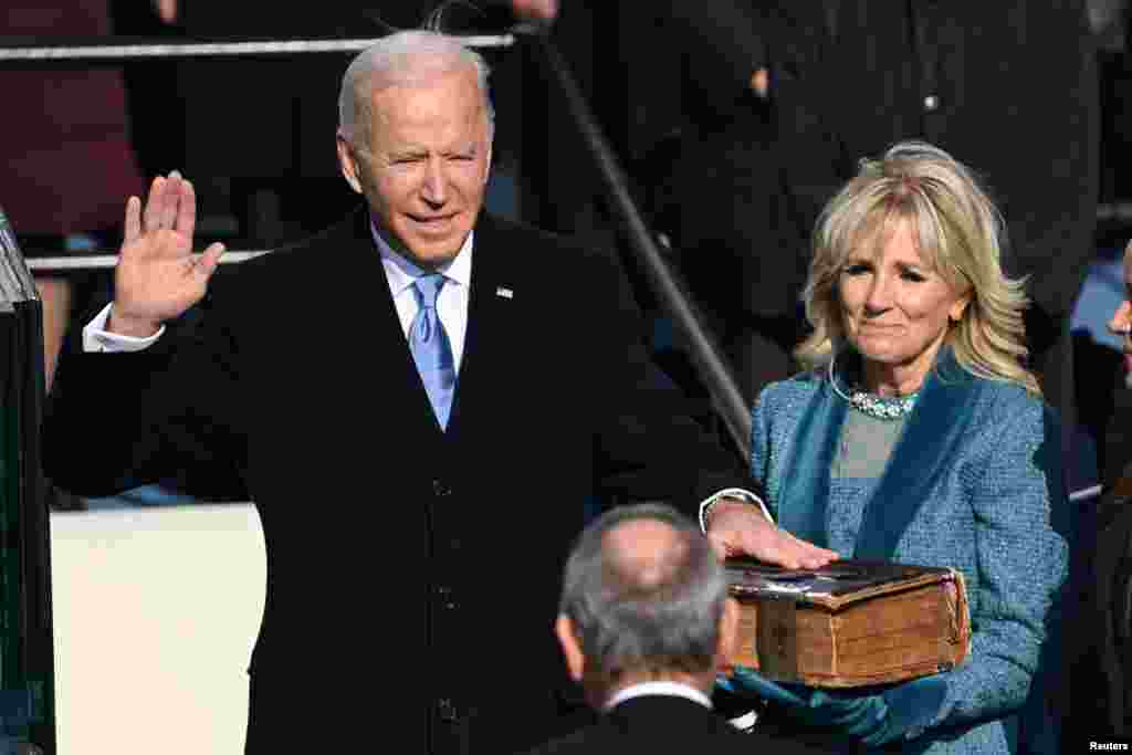 Joe Biden diambil sumpahnya sebagai Presiden AS ke-46 oleh Hakim Agung John Roberts sementara istrinya Jill Biden memegang Alkitab pada acara pelantikan presiden di Gedung Capitol di Washington, D.C., 20 Januari 2021. (Foto: REUTERS)