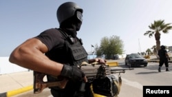 Un membre de la force, assigné pour protéger le gouvernement gouvernement d'union libyen, se trouve à l'entrée où le gouvernement a ses bureaux , à Tripoli , en Libye , le 14 avril 2016.