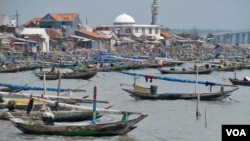 Kampung nelayan di Nambangan, Surabaya, yang terkena dampak buruk pengerukan pasir laut. (VOA/Petrus Riski)