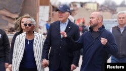 美国总统拜登在肯塔基州查看龙卷风灾情。（2021年12月15日）