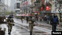 벨기에 군과 경찰이 21일 테러 위협이 가해진 브뤼셀 중심가를 순찰하고 있다.