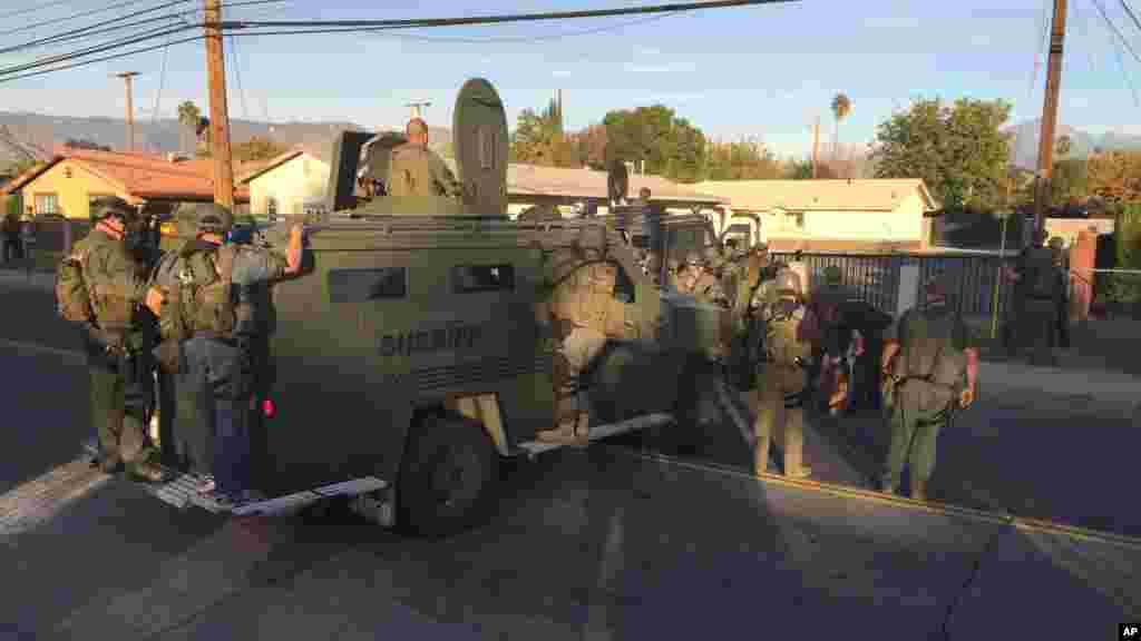 Les policiers, à l&#39;aide de véhicules blindés, effectuent des recherches dans la zone où le véhicule des suspects a été localisé, San Bernardino, Californie, 2 décembre 2015. &nbsp; 