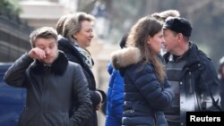 被驱逐的俄罗斯驻伦敦大使馆外交官和家属告别同事登上大巴。（2018年3月20日）