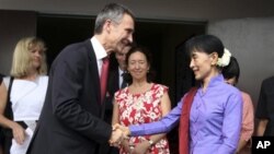 Pemimpin oposisi Burma, Aung San Suu Kyi (kanan) berjabat tangan dengan Perdana Menteri Norwegia Jens Stoltenberg di Naypyitaw, Burma (4/11). 