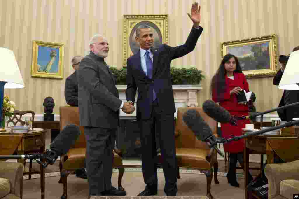 President Barack Obama waves as he meets with Indian Prime Minister Narendra Modi in the Oval Office of the White House in Washington, Sept. 30, 2014. 