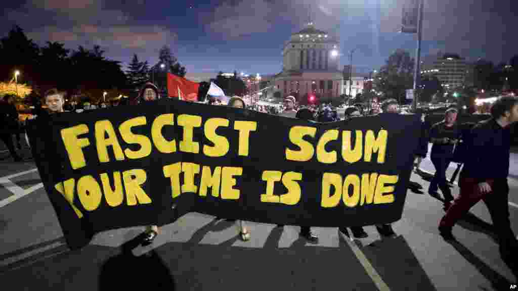 Une marche contre le racisme à Oakland,le 12 août 2017.