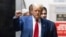 Bivši predsednik Donald Tramp vraća se u sudnicu posle pauze za ručak na suđenju u Vrhovnom sudu Njujorka, 30. aprila 2024. (AP/Justin Lane)