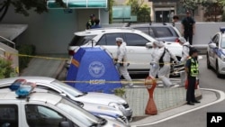 韩国警方在立法委员鲁会灿的自杀现场进行调查，韩国首尔，周一，7月23日，2018。