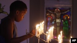 Lilin dinyalakan dan doa dipanjatkan di Gereja Katolik Rosebank, Johannesburg, untuk kesembuhan mantan presiden Afrika Selatan Nelson Mandela. (AP/Denios Farrell) 