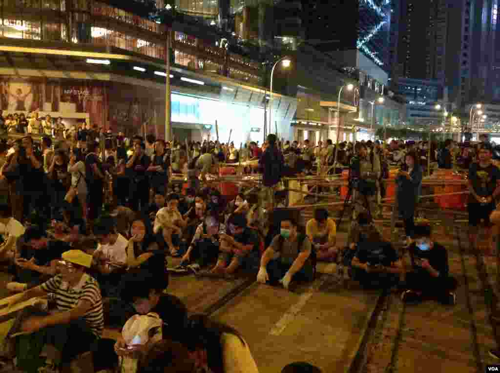 占领人士星期一晚在金钟道上架设和加固路障 (美国之音海彦拍摄)