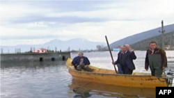 Pas përmbytjeve: Në Obot ende shkohet me varkë