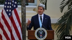 លោក John Kerry រដ្ឋមន្រ្តីក្រសួងការបរទេសសហរដ្ឋអាមេរិក ផ្តល់សន្និសីទសារព័ត៌មាន (Press Statement) អំពីដំណើរទស្សនកិច្ចរបស់លោកមកកាន់ប្រទេសកម្ពុជា នៅសណ្ឋាគារ Raffle Le Royal នៅថ្ងៃទី២៦ ខែមករា ឆ្នាំ២០១៦។ (នូវ ពៅលក្ខិណា/VOA)