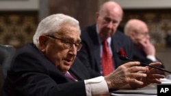 前国务卿基辛格和舒尔茨参加参议院军事委员会的听证会。（2015年1月25日）