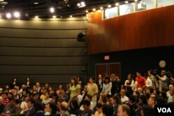 学生排队轮流提问(美国之音石瑛、刘钊拍摄)