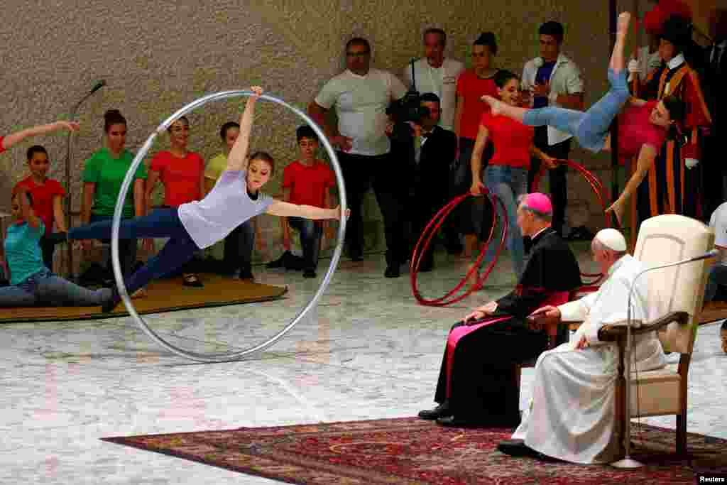 សិល្បករ​ធ្វើ​ការ​សម្តែង​នៅ​ពី​មុខ​សម្តេច​ប៉ាប​ Francis នៅ​អំឡុងពេល​ជំនួប​ Jubilee របស់​ព្រះអង្គ​ជាមួយ​នឹង​​ក្រុម​អ្នក​សម្តែង​សៀក និង​សិល្បករ​តាម​ដងផ្លូវ​នៅ​សាល Paul VI Hall ឯ​វិមាន​វ៉ាទីកង់។