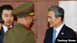 지난 8월 남북한이 판문점에서 고위급 접촉을 하기로 전격 합의하면서 김관진 국가안보실장(오른쪽)과 북한 황병서 군 총정치국장이 10개월여 만에 다시 대면했다. (자료사진)