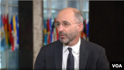 美国伊朗问题特使罗伯特·马利在国务院接受美国之音波斯语组的采访。（2021年3月17日）