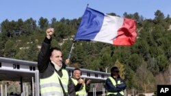La suspensión del aumento de los precios de los combustibles es en respuesta a las protestas de los últimos días que dejaron heridos y personas detenidas.
