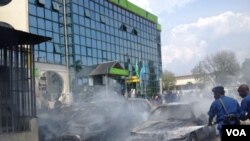 Une grenade lancée par des inconnus a explosé vendredi à l’extérieur du siège de la Banque commerciale Kenya à Bujumbura, Burundi, vendredi 29 mai 2015. (Edward Rwema, VOA)