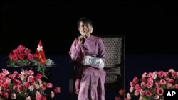 ဒေါ်အာင်ဆန်းစုကြည် လော့စ်အိန်ဂျလိစ်မြို့ မြန်မာမိသားစုများရဲ့မေးခွန်းများကို ဖြေကြားပေးနေစဉ်။ (အောက်တိုဘာ ၂ ရက်၊ ၂၀၁၂။)