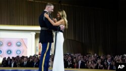 Первая леди Мелания Трамп танцует с военнослужащим на балу главнокомандующего, 20 января 2025 года, Вашингтон