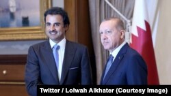 L'émir du Qatar Cheikh Tamim ben Hamad Al-Thani, à gauche, lors d'une rencontre avec le président Recep Tayyip Erdogan, à Ankara, Turquie, 15 août 2018. (Twitter/ Lolwah Alkhater)
