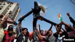 Ljudi spaljuju lutku koja predstavlja Pakistan tokom slavlja nakon što su indijske vlasti sapštile da su izvele vazdušni udar na kamp militanata na pakistanskoj teritoriji, u Ahmedabadu, Indija, 26. februara 2019.