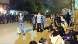 失联客机家人在马使馆外静坐抗议