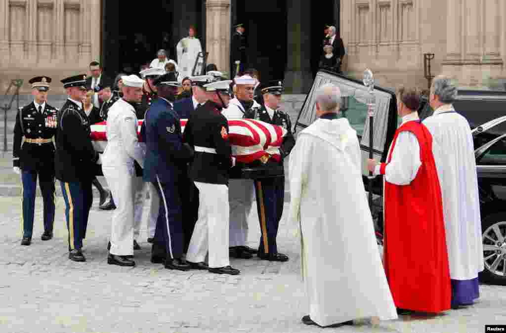 Jeneza la Seneta John McCain likiwasili katika Ibada maalum kwenye Kanisa la&nbsp;National Cathedral, Washington Septemba 1, 2018.