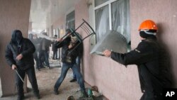 14일 우크라이나 동부 도시 호를리프카에서 친러 무장세력이 경찰서 안으로 난입하고 있다.