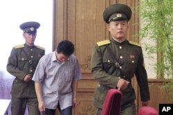 북한은 15일 평양에서 외신기자들과 외교관들을 상대로 기자회견을 열고 국정원의 지시로 북한 고아를 납치하려 한 탈북자를 체포했다고 주장했다. 사진은 탈북자 고현철(53)이 이날 기자회견을 위해 입장하는 모습.