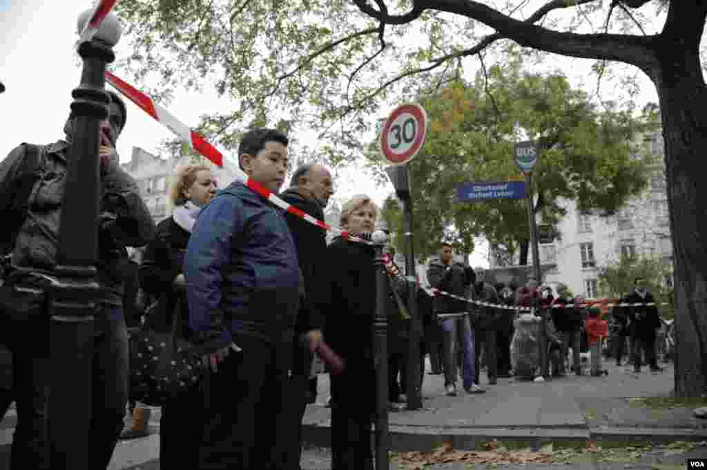 یادبود قربانیان در اطراف سالن کنسرت باتاکلان، محل گروگانگیری دیشب در پاریس.