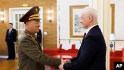 俄罗斯国防部2024年11月29日拍摄并发布照片显示，俄罗斯国防部长安德烈·别洛乌索夫（Andrey Belousov 右）在平壤与朝鲜人民武力部部长努光铁握手。