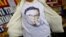 Seorang pendukung mantan gubernur Jakarta, Basuki "Ahok" Tjahaja Purnama, mengenakan t-shirt dengan gambar Ahok dekat markas Brimob di Depok, 24 Januari 2019.