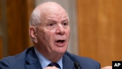 资料照：美国国会参议院外交关系委员会主席本·卡丁在听证会上讲话。（2023年10月18日，美联社）