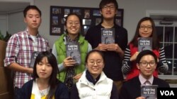 미주 한인 고등학생들의 책 동호회 ‘FWNK' 소속 학생들이 자신들이 탈북자들을 인터뷰해서 출간한 책 ‘Leaving to Live’ 들고 있다.