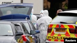 영국 맨체스터 공연장 폭탄 테러 사건을 수사하고 있는 경찰이 2일 범인의 동선을 파악하는데 결정적 단서가 될 용의차량을 수색하고 있다. 