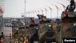 韩国海军陆战队的两栖突击车队在韩国浦项与美军举行代号为“鹞鹰”的年度联合军演。 (2018年4月5日)