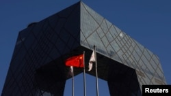 中共官媒央视在总部大楼外的中国国旗。（路透社 2021年2月5日）