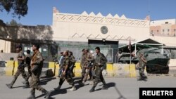 شورشیان حوثی در مقابل ساختمان سفارت آمریکا در صنعا، پایتخت یمن - آرشیو