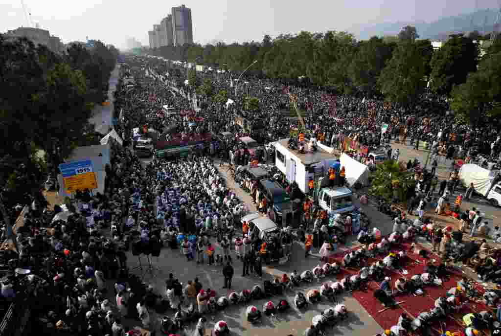 Thousands of supporters of Tahir-ul-Qadri participate in an anti-government rally in Islamabad, Pakistan, January 16, 2013.