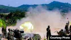 កងទ័ពជើងគោកកម្ពុជាកំពុងធ្វើសមយុទ្ធបាញ់គ្រាប់ពិត នៅក្នុងសមយុទ្ធ «ហនុមានមាសឆ្នាំ២១៩‍» នៅក្នុងខេត្តកំពត កាលពីថ្ងៃ៤ ខែឧសភា ឆ្នាំ២០១៩។ (រូបថតដោយនាយកដ្ឋានព័ត៌មាន អគ្គនាយកដ្ឋានយោធសេវា) 