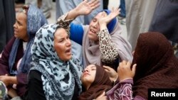 Sanak-saudara para terdakwa menjerit histeris dan sebagian pingsan setelah vonis hukuman mati oleh pengadilan di Minya, sebelah selatan Kairo, Senin (28/4). 
