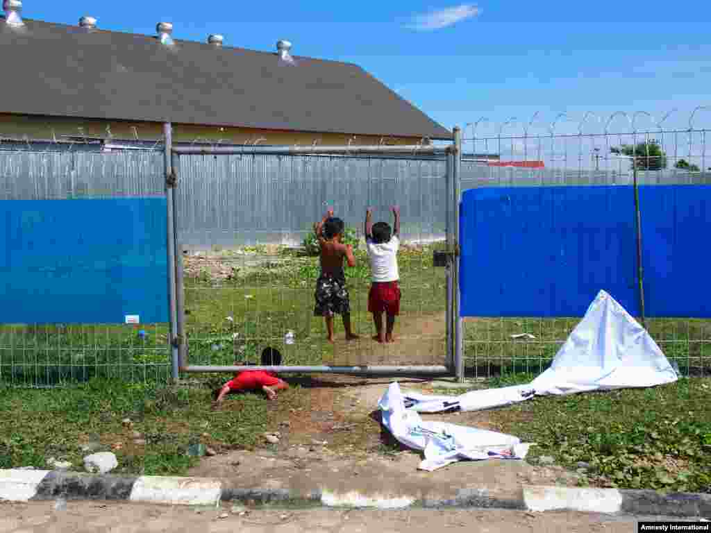 Anak-anak Rohingya di tempat penampungan di Aceh.