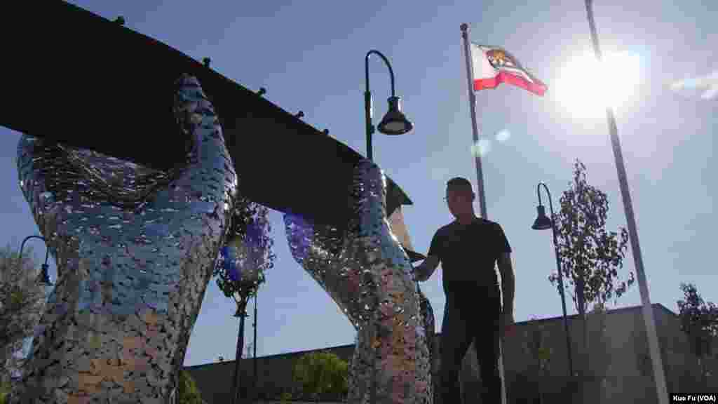 雕塑家萨托检视作品（美国之音国符拍摄）