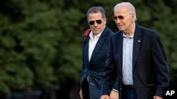 အမေရိကန်သမ္မတ ဘိုင်ဒန်နဲ့ သားဖြစ်သူတို့အား အတူတွေ့ရစဉ် (ယခင်ပုံဟောင်း)