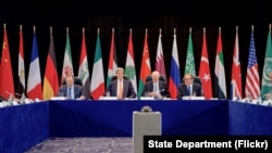 نشست خبری جان کری وزیر خارجه آمریکا (دوم از چپ)، وزیر خارجه روسیه، نماینده ویژه سازمان ملل در امور سوریه و قائم مقام دبیر کل سازمان ملل در هتل هیلتون مونیخ - ۲۳ بهمن ۱۳۹۴ 